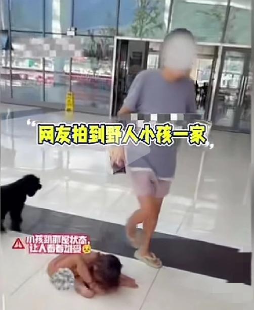 镜头里的男孩，本该是身披阳光的年纪，脊柱却已扭曲成刺眼的弧度，那双曾该盛满童真的