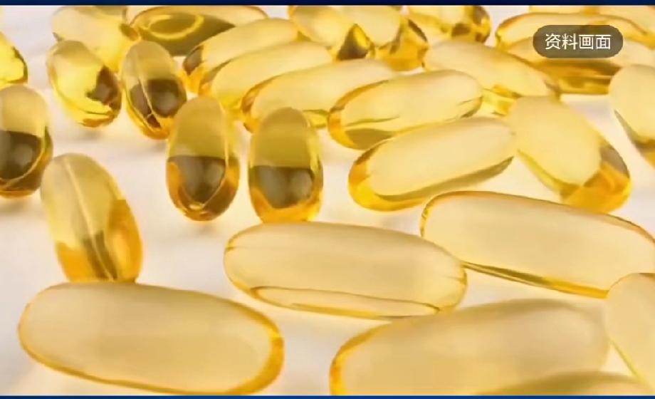 千万粉丝网红张白鸽推荐的深海鱼油敬献猫腻，记者从直播电商平台购入三款，标注其推荐