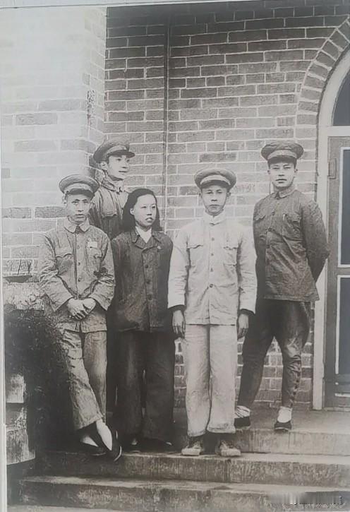 1951年，龙飞虎率部在闽北山区剿匪时，在建瓯留影。右起：龙飞虎、郭庭万、刘淑奎