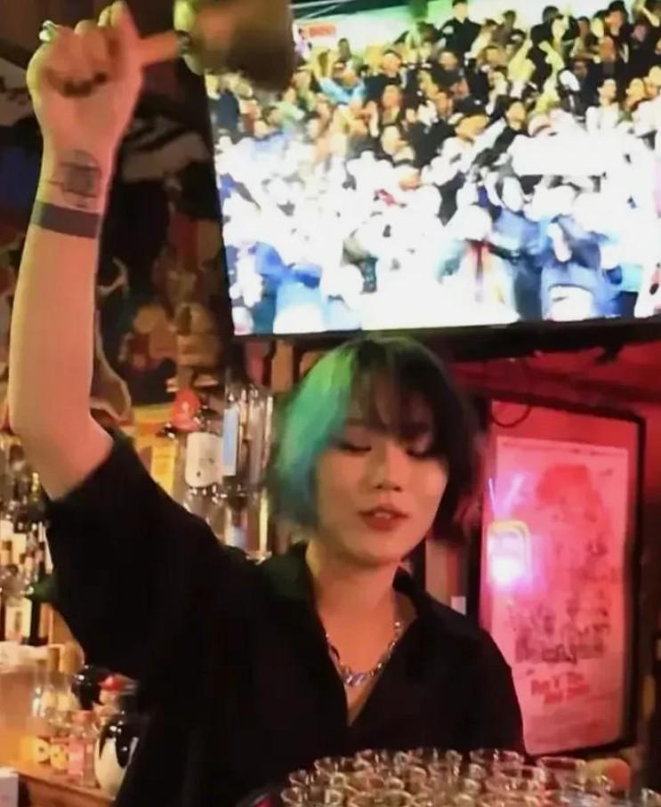 窦靖童和窦家的关系都很好、和李亚鹏李嫣也不错，李嫣在妈妈离婚后也没有疏远爸爸和奶
