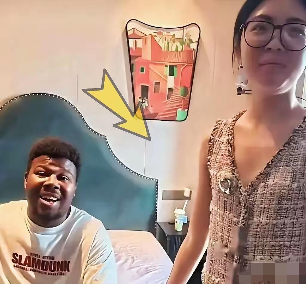 房东提前说得很清楚：只租单身女性，不接外籍房客。

​女生嘴上答应得爽快，结果临