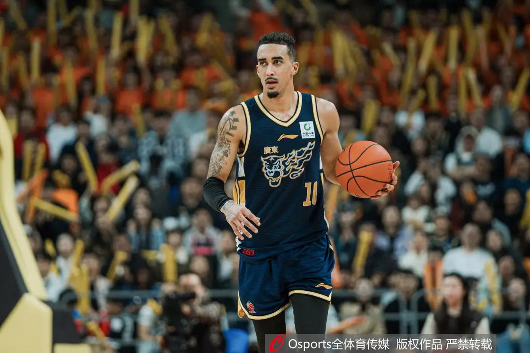 媒体人：奎因38+11数据漂亮 但有时力气用错地方容易失误打断球队篮球cba 4