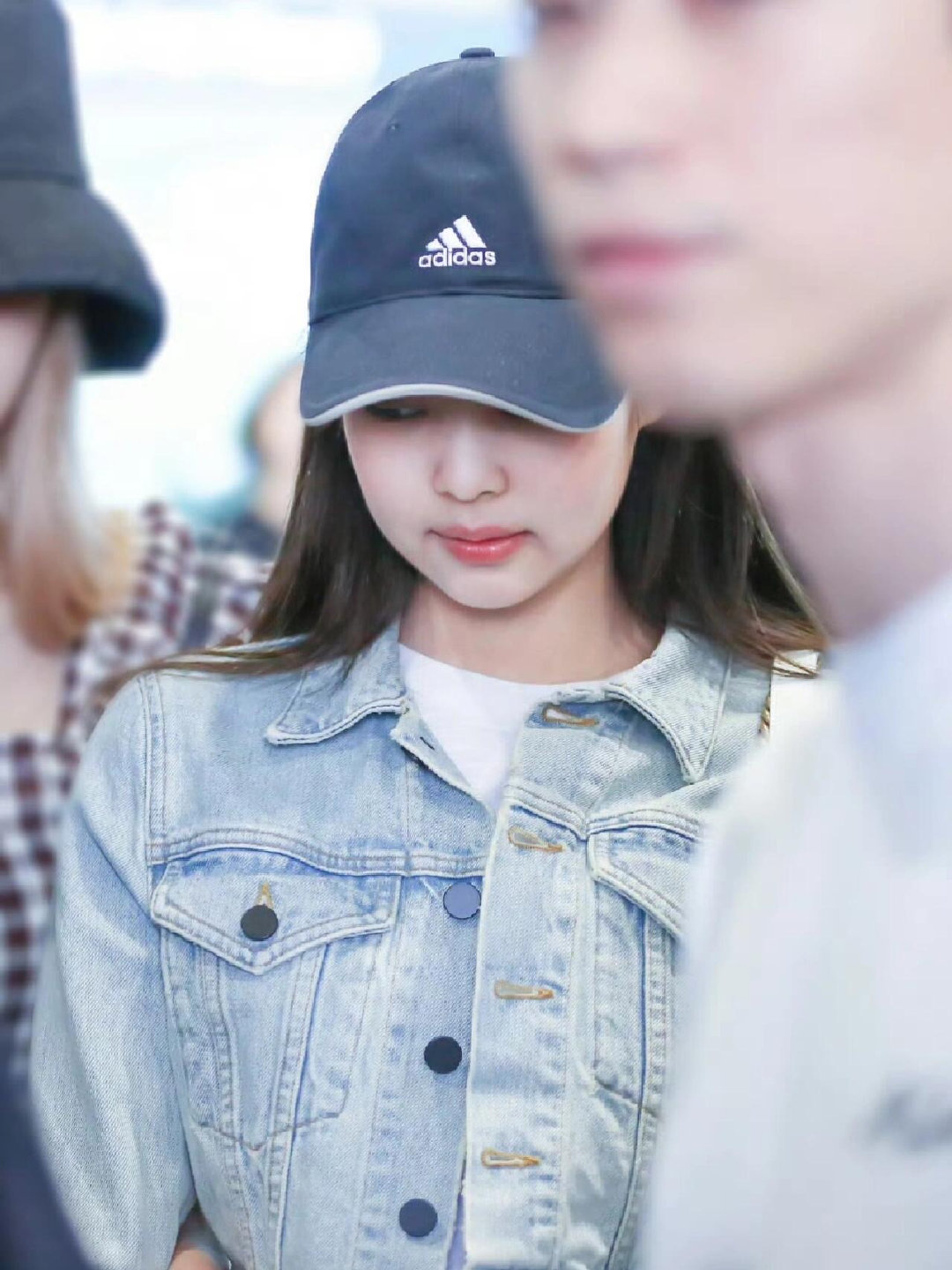 Jennie一顶帽子戴七年 Jennie被粉丝发现时隔七年依旧常戴旧帽，长久偏爱