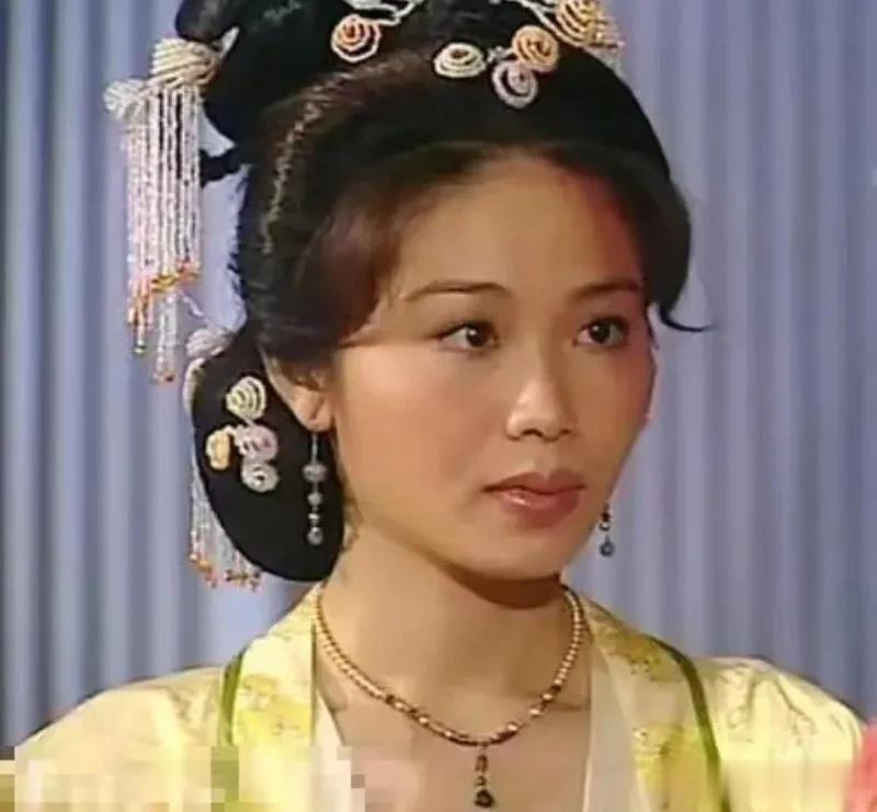 在香港豪门中，陈妙英是个例外。她不仅是豪门的小三，最重要她与原配居然能和睦相处的