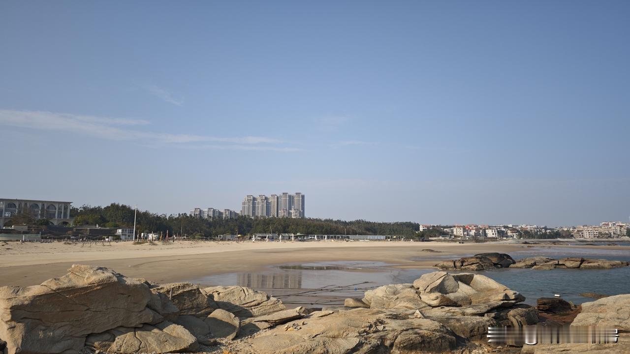 今天来到泉州一处临近海滩的楼盘，该楼盘已交付多年，作为海景度假房，离城区较远，周