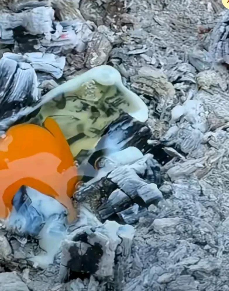 把鸡蛋直接打在草木灰上，过上一层草木灰后直接使用，
网友说，这必定是云贵川的吃法