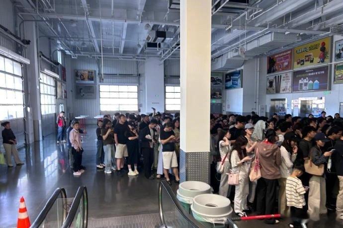 店员回应降价iPhone17被疯抢极目新闻记者致电杭州开市客店客服，一工作人员表