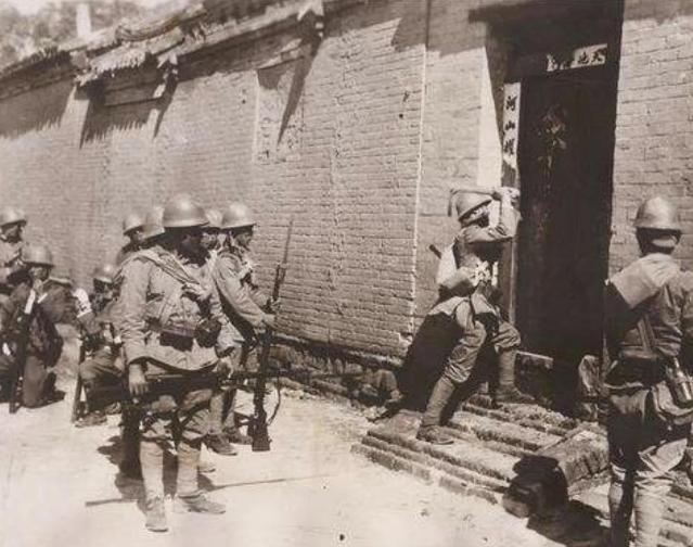 1942年，瑞大娘给十几名八路军送鸡蛋，却发现他们撅成一排上茅房，她脸色一变跑到