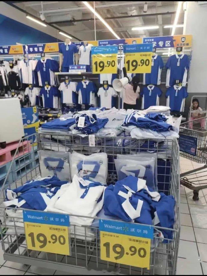 深圳校服真香深圳校服是真的耐穿又舒服，辨识度也很高上大学之后，靠认校裤就能分辨哪