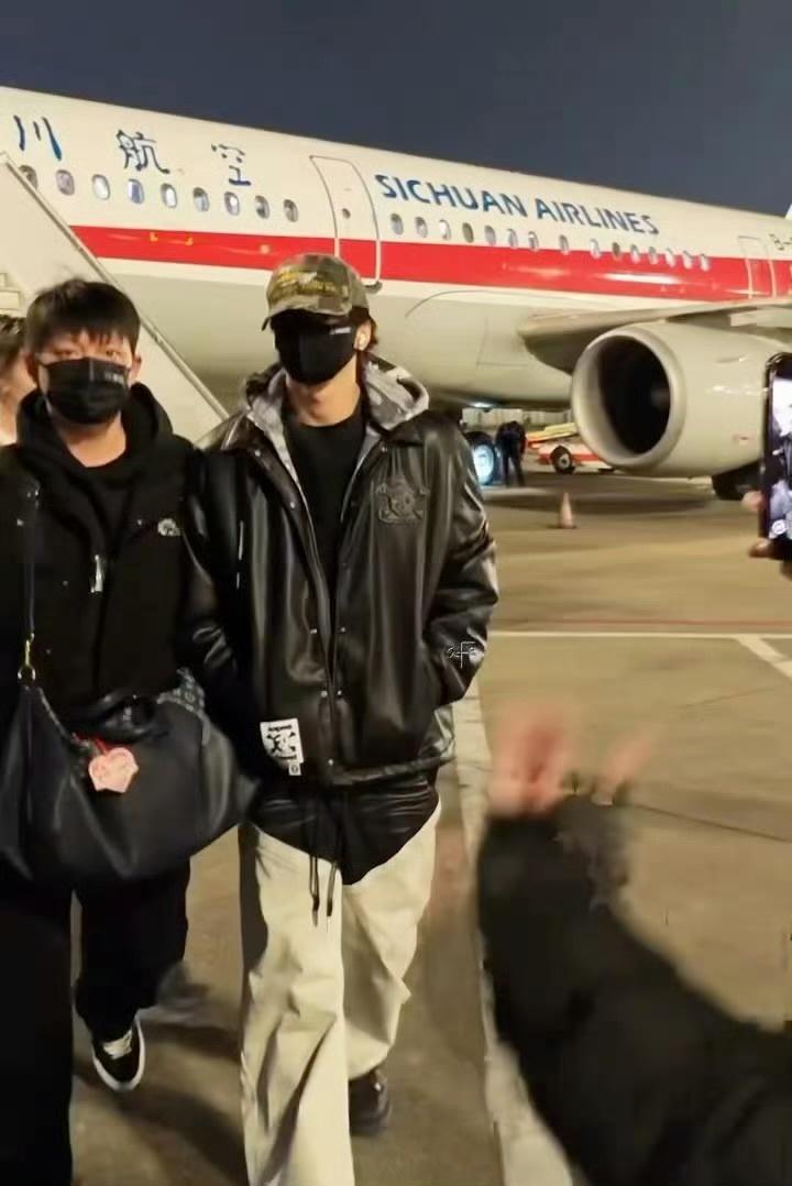 潮娃儿回家录综艺了😎刘耀文回重庆