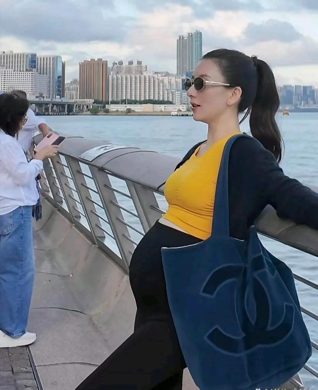 奇了怪了，郭富城老婆方媛怀孕三胎，她是怎么做到只胖肚子，别的地方一点儿也不胖的，
