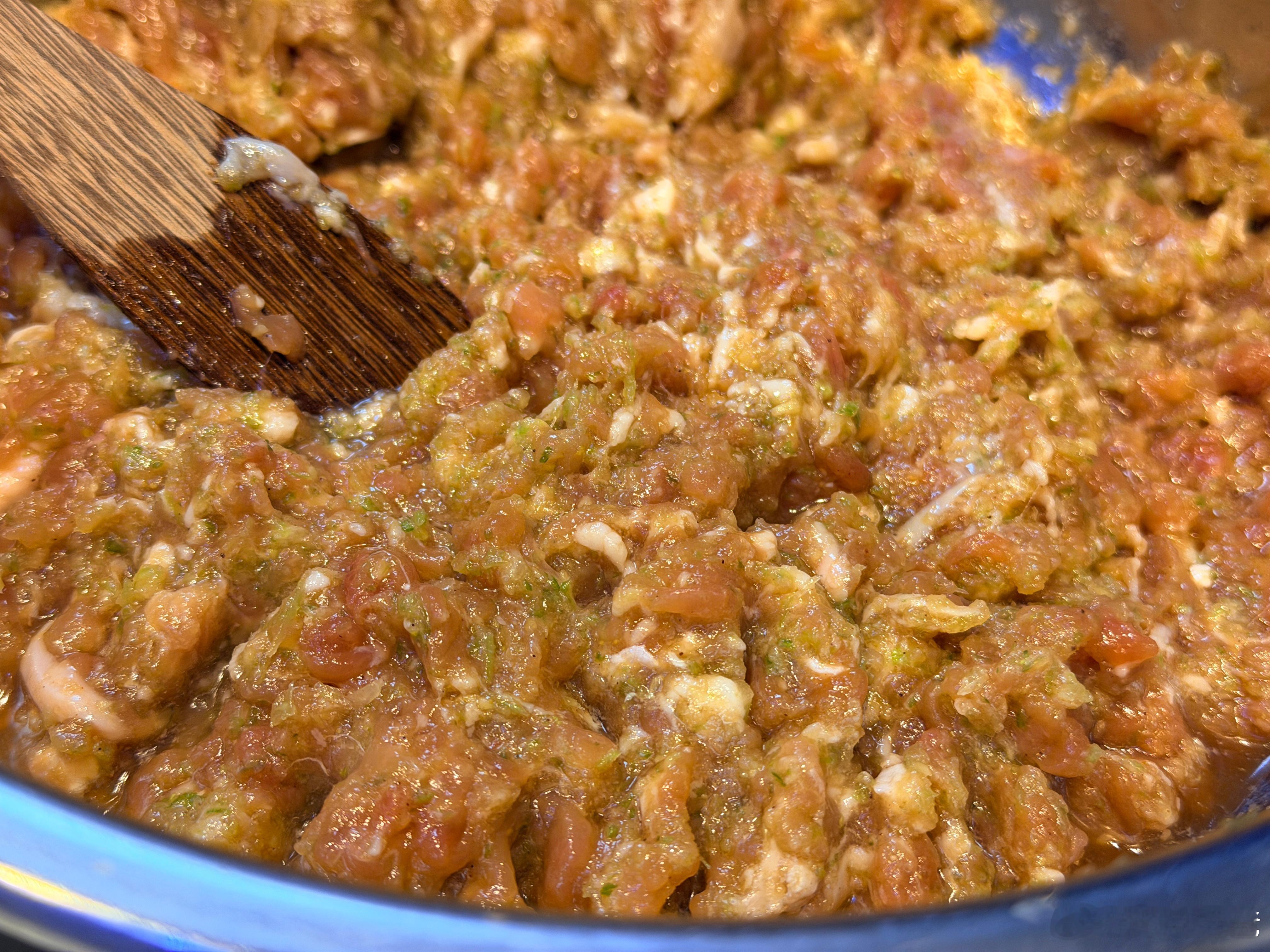 北方人吃饺子不需要理由我负责调馅煮饺子， 老婆负责和面包饺子，俩神兽负责猛炫分工