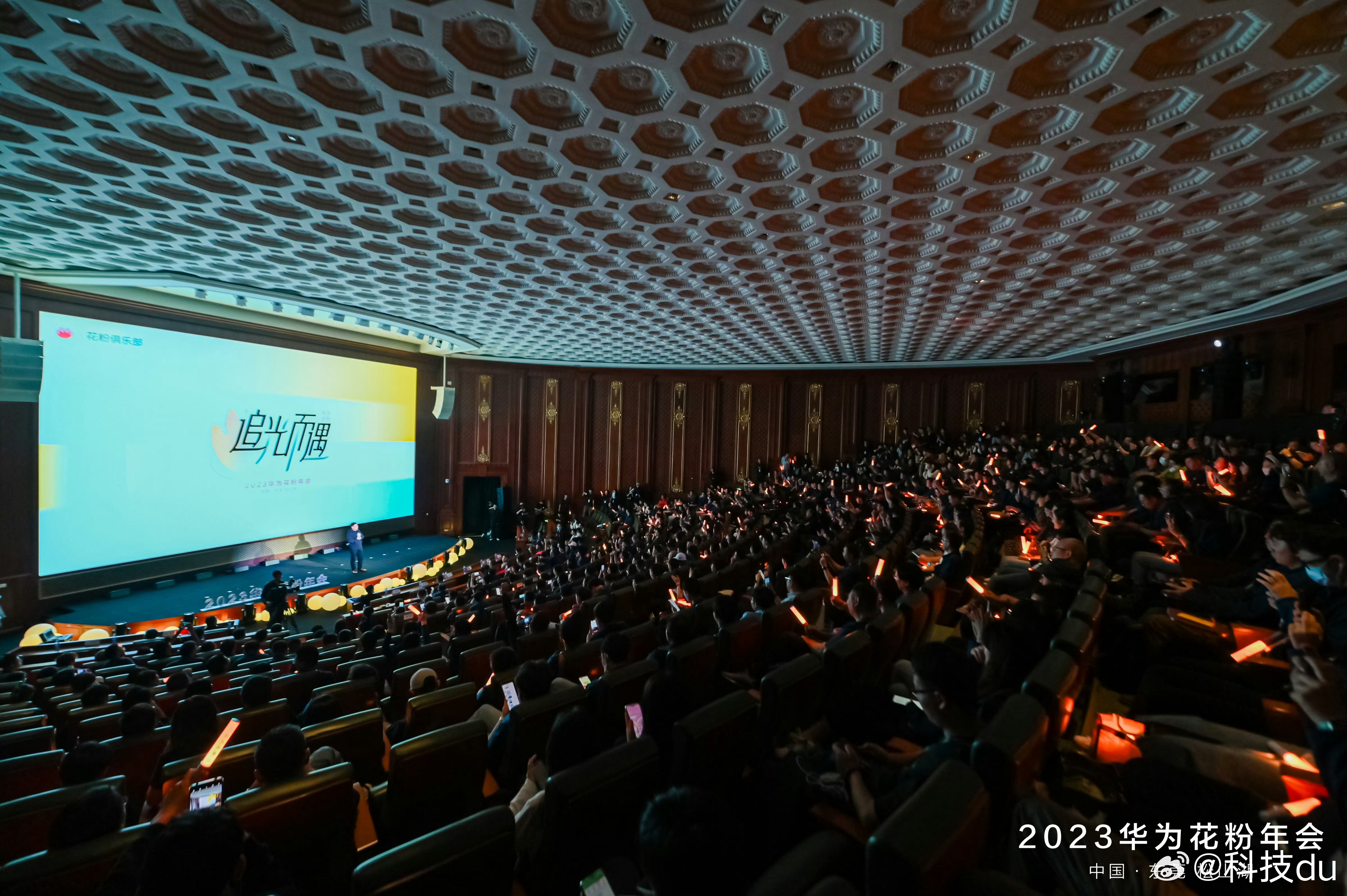 #余承东称华为明年将推出颠覆性产品#在现场听的，表示余总确实这么说了。不仅仅是手