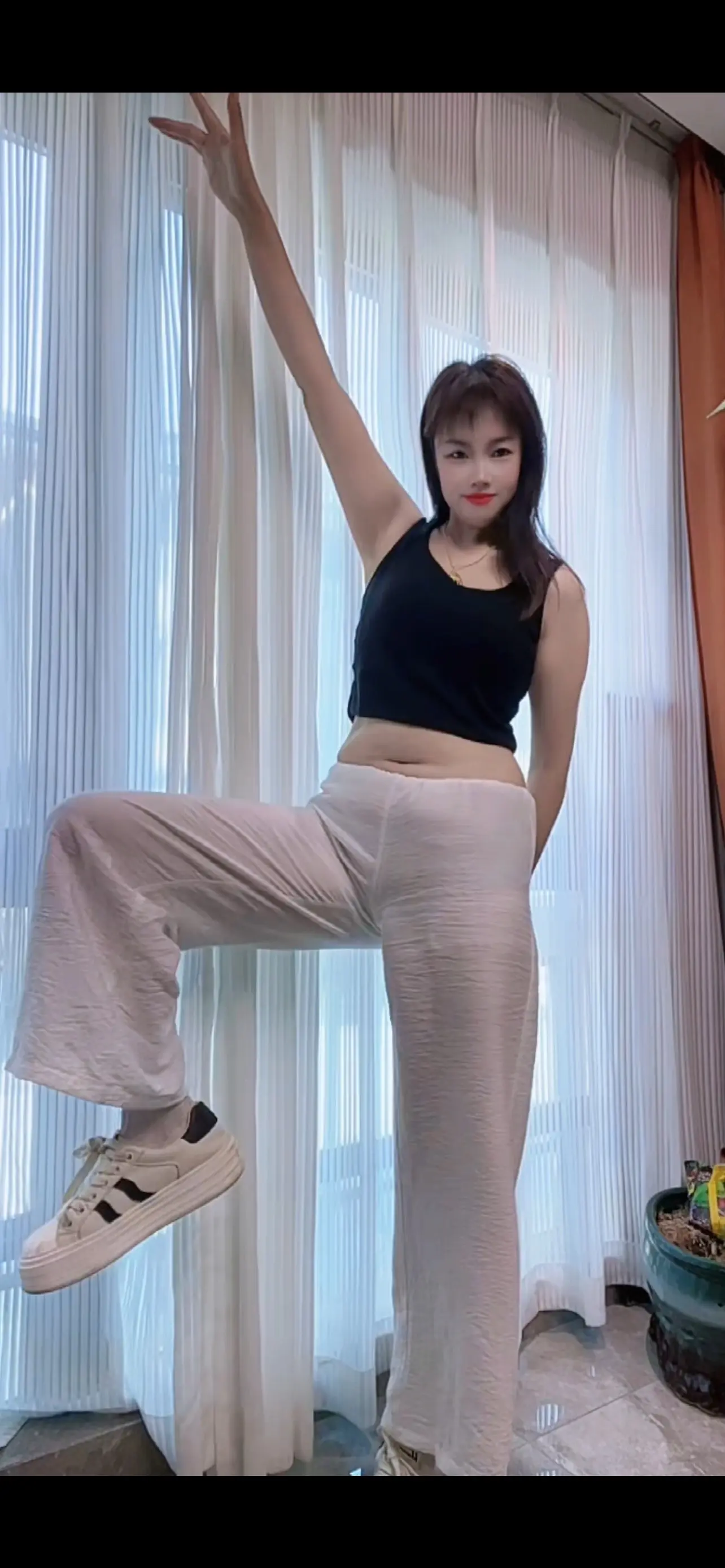 “去做一个快乐的中年少女吧，看淡身边的所有人和事，惜我者我惜之，嫌我者...