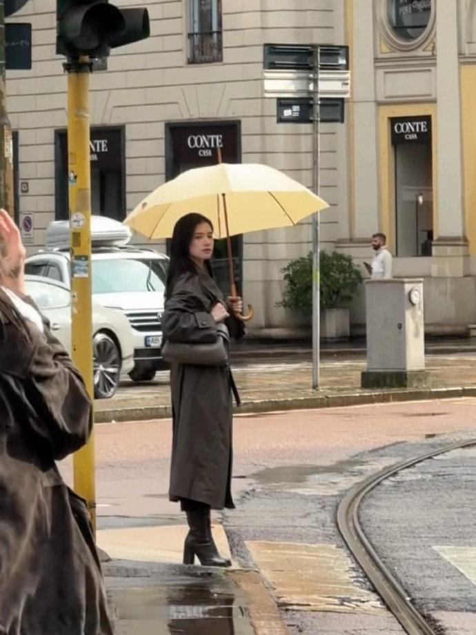 张婧仪米兰街头电影感 张婧仪街拍氛围感 谁懂这个张婧仪街拍氛围感啊，张婧仪米兰街