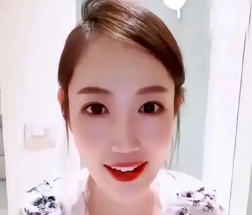 直播第7分钟，马蓉账号被掐断
 
她刚想开口卖面膜，弹幕全是“宋喆同款”。平台风