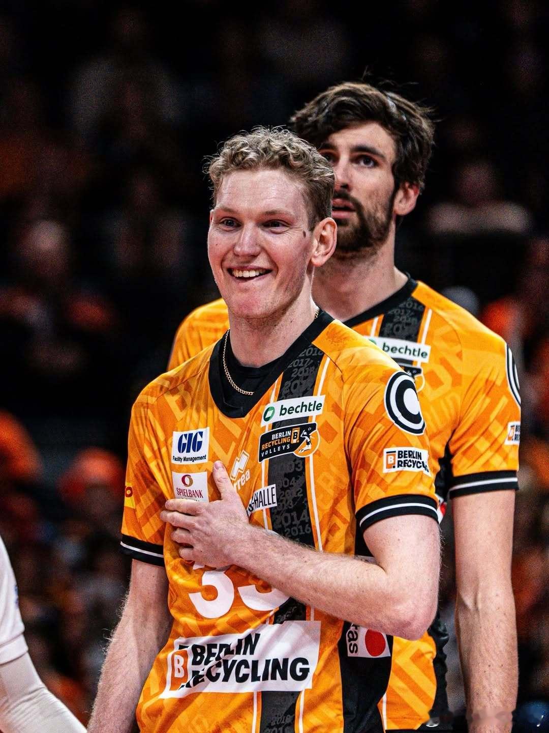 躲在伊万诺夫后面的憨憨，都这个造型了，原来的小白脸不在。男排美国男排