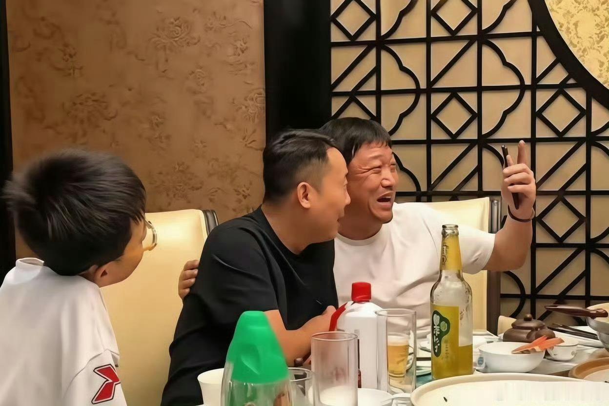 贾冰私人饭局被偷拍饭局属于私下私密场景，被偷拍曝光本身缺少分寸。首先包间属于私人