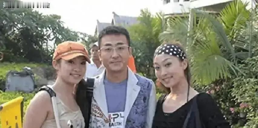 凌晨三点剪片子的人，不需要同情。
窦文涛的书房，地上堆的稿纸比外卖盒高。
那只用