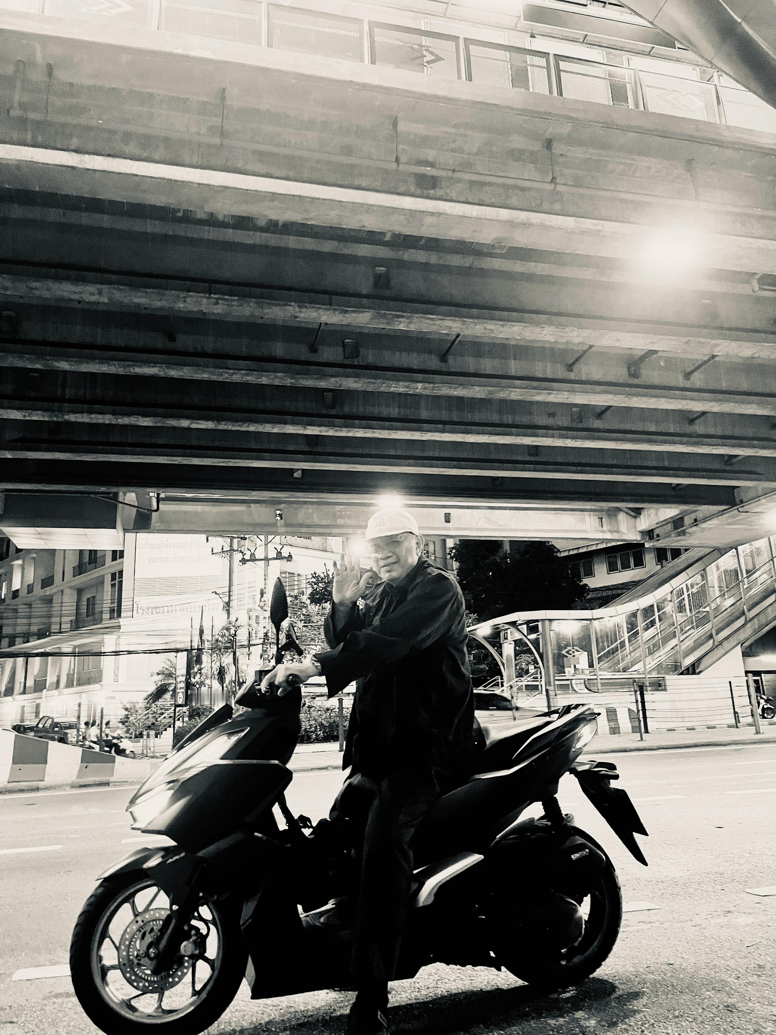 昨晚。在水门寺河边的亭子里结束禅坐，准备回酒店。下着雨，在打车与乘坐地铁之间犹豫