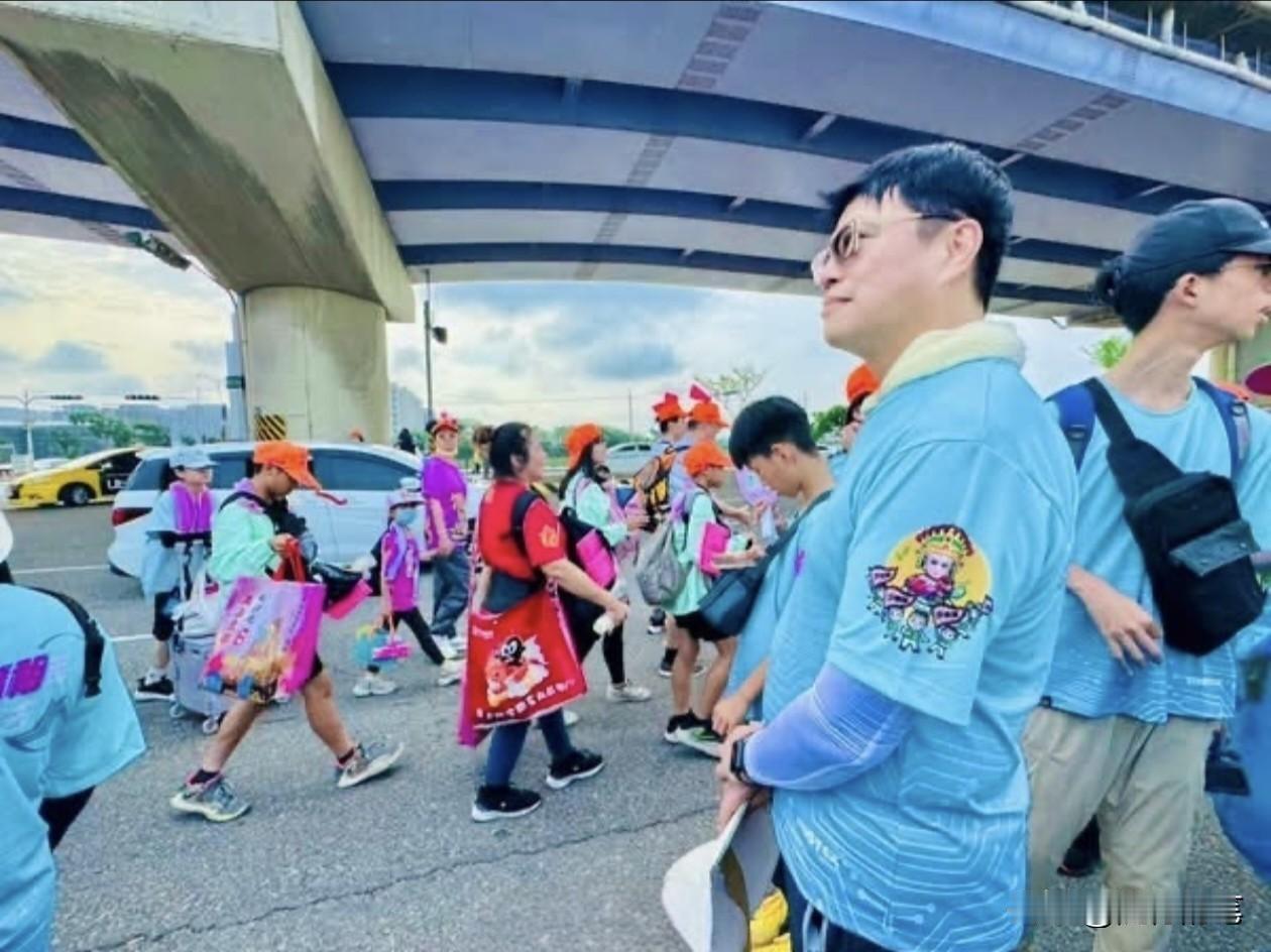 民进党政客邱垂正居然也来拜妈祖了。

19日台湾白沙屯妈祖巡游，台湾陆委会主委邱