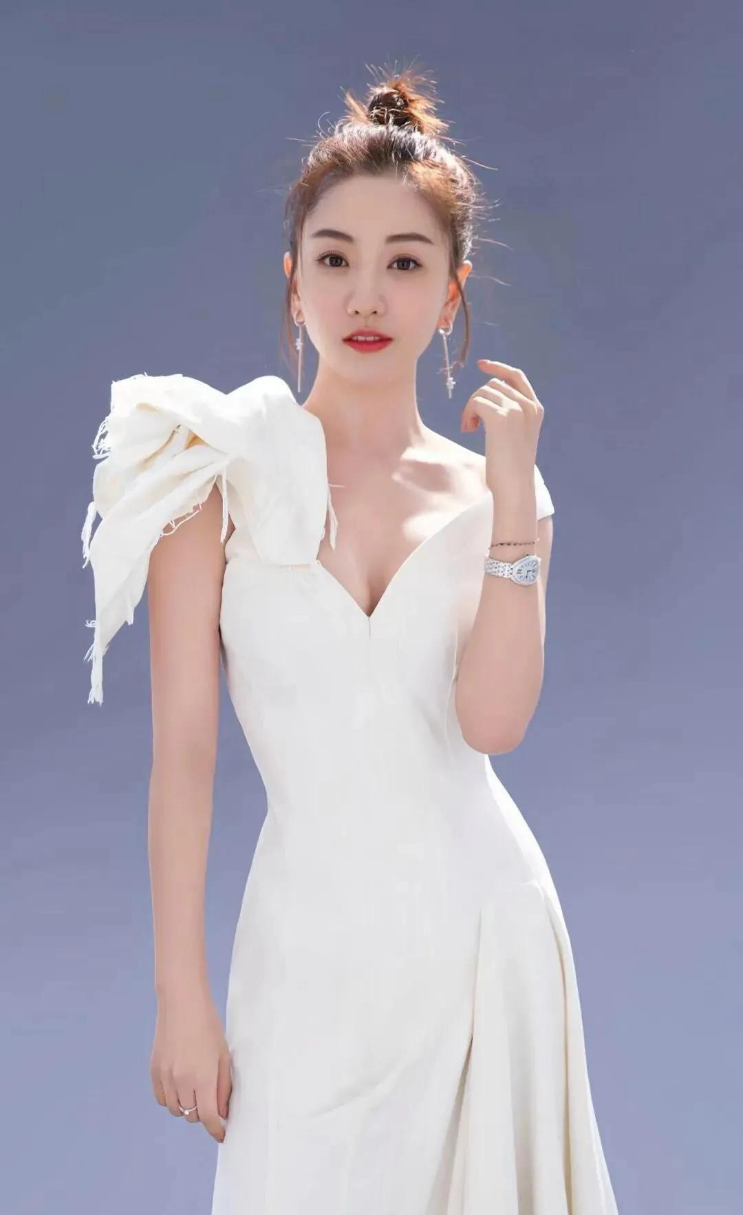 杨蓉有着一张娃娃脸，五官精致，气质清新可人，身材曼妙多姿，集美丽性感于一身，走到