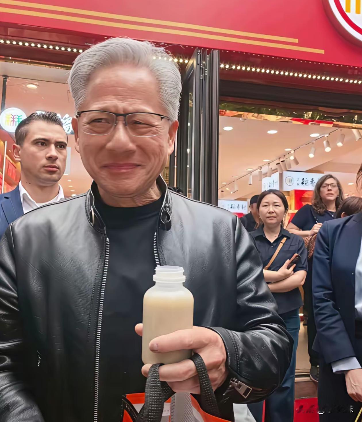 每个人第一次喝豆汁都是这个表情，黄仁勋也不例外