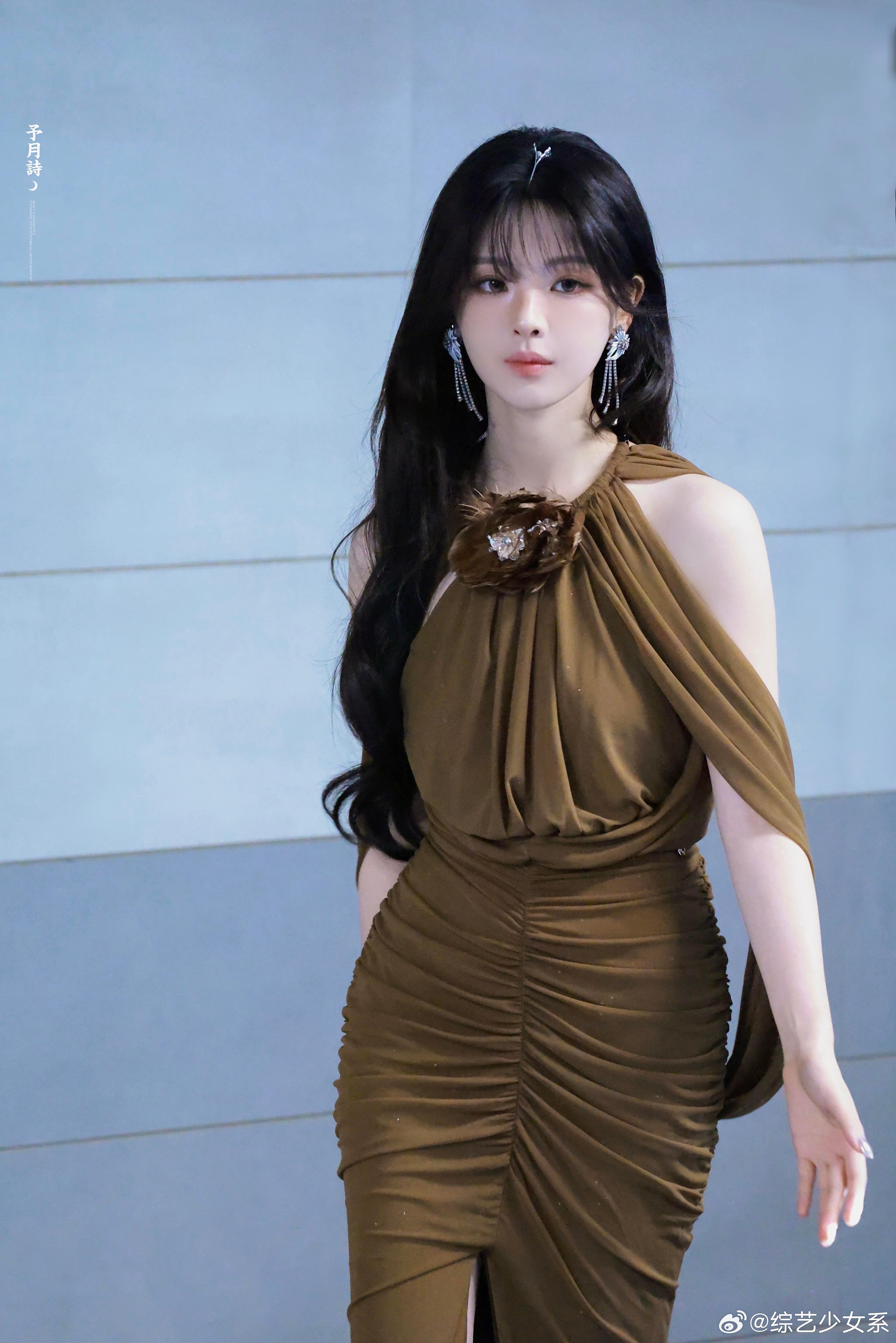 杨超越说徐志胜笑脸迎人令人心动的offer 徐志胜跟医生倾诉脖子前倾带来的难受，