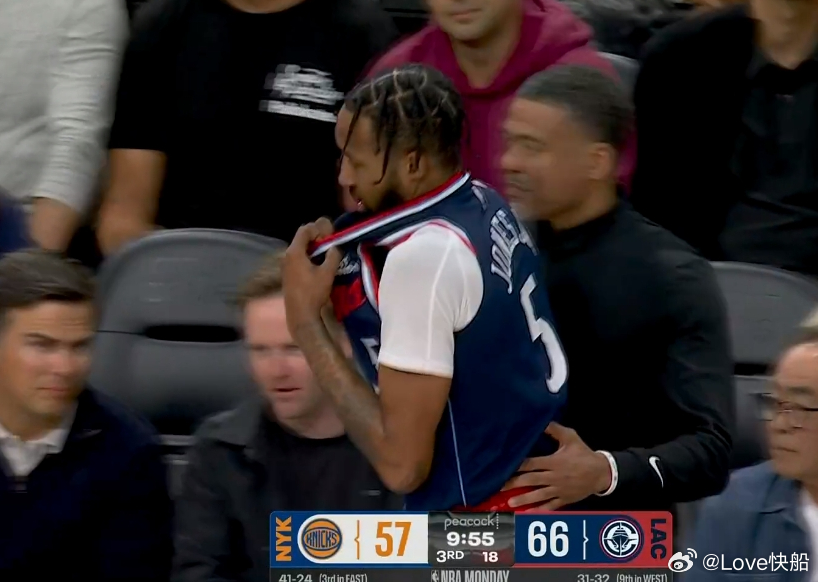 琼斯的帅脸被打了，目前返回更衣室，这次不是裆部！！ 