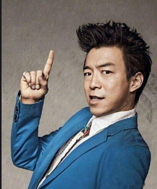 黄渤称最想演偶像剧黄渤说自己是服务型人格黄渤爆料自己是服务型人格，下意识为他人着