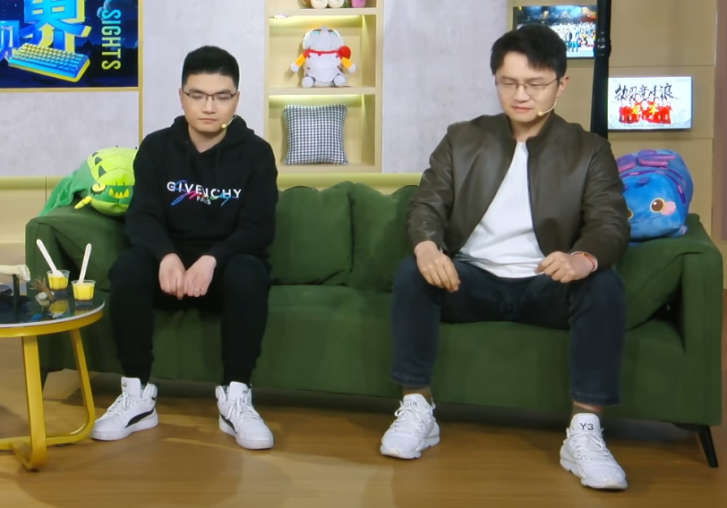 焦糖布丁久违连麦一起解说裂变宇宙互相下套，魔方男实诚回答现在撒旦哥的表现和成绩确