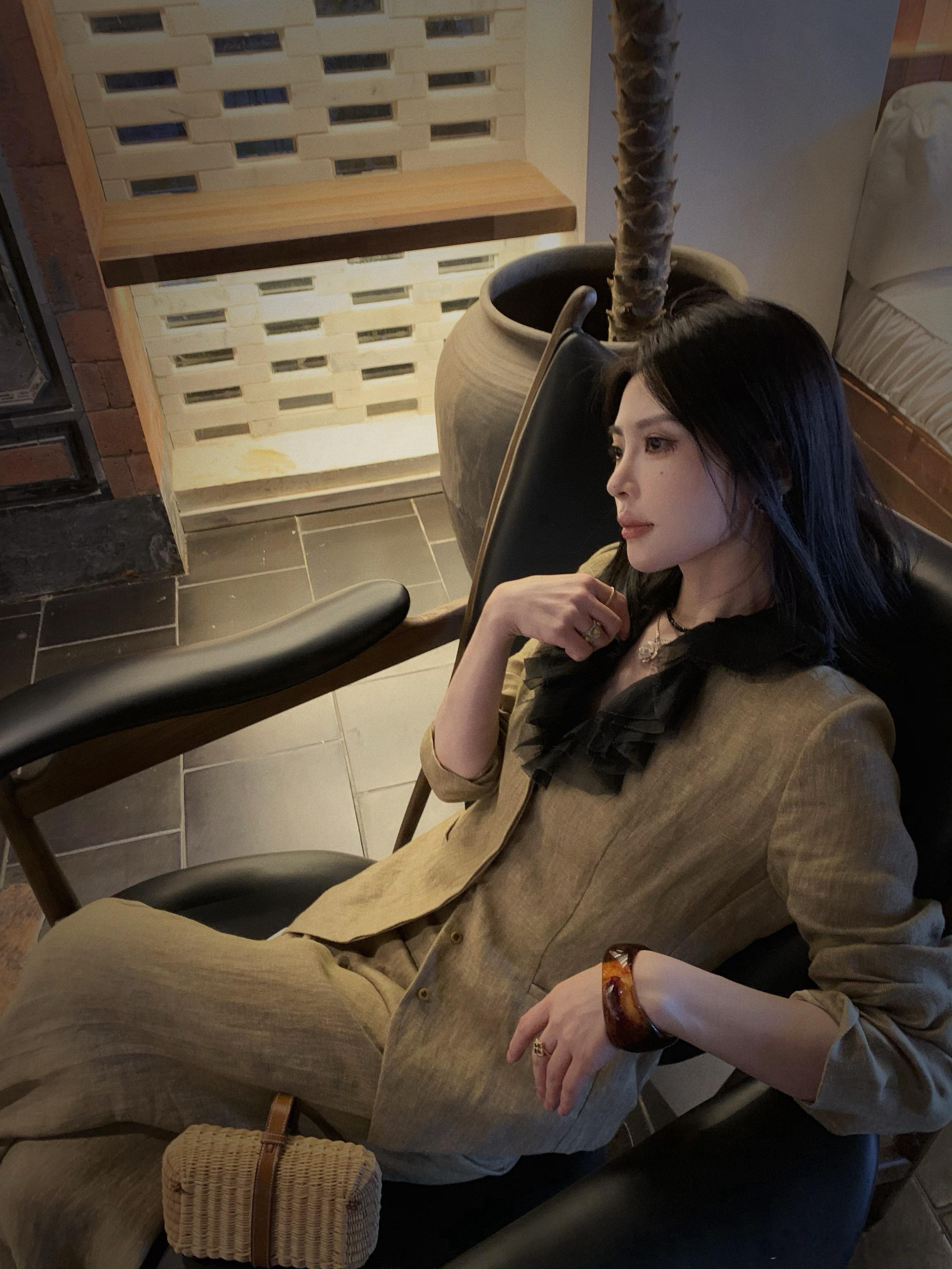 100%亚麻➕内里100%真丝西装套装超喜欢的一款私服🖤评论区安排一套哦！ ​