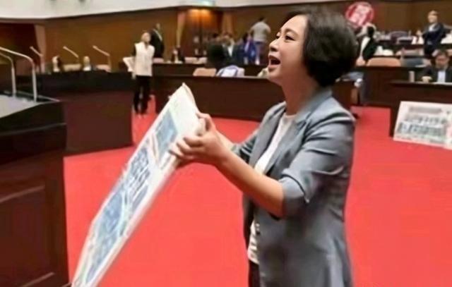 台湾 岛内政坛又出热闹事了。
这次先别盯着会场上的鞠躬，先看一组不寻常的数字。台
