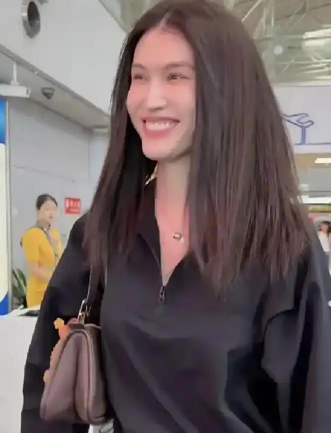 何穗产后机场被贴脸拍，法令纹深得像刻的、眼神都散了，跟以前白到发光的超模判若两人