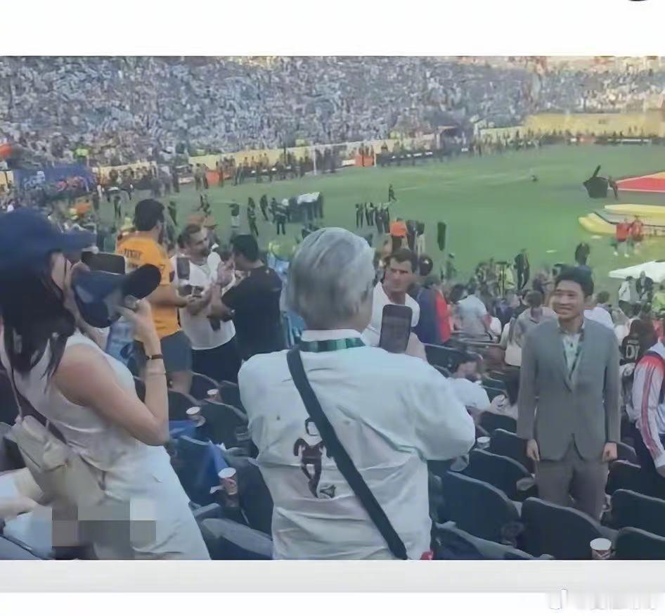 霍震霆娜然同为霍启山拍照但霍启山望向的是娜然霍震霆娜然为霍启山拍照 同框拍照名场
