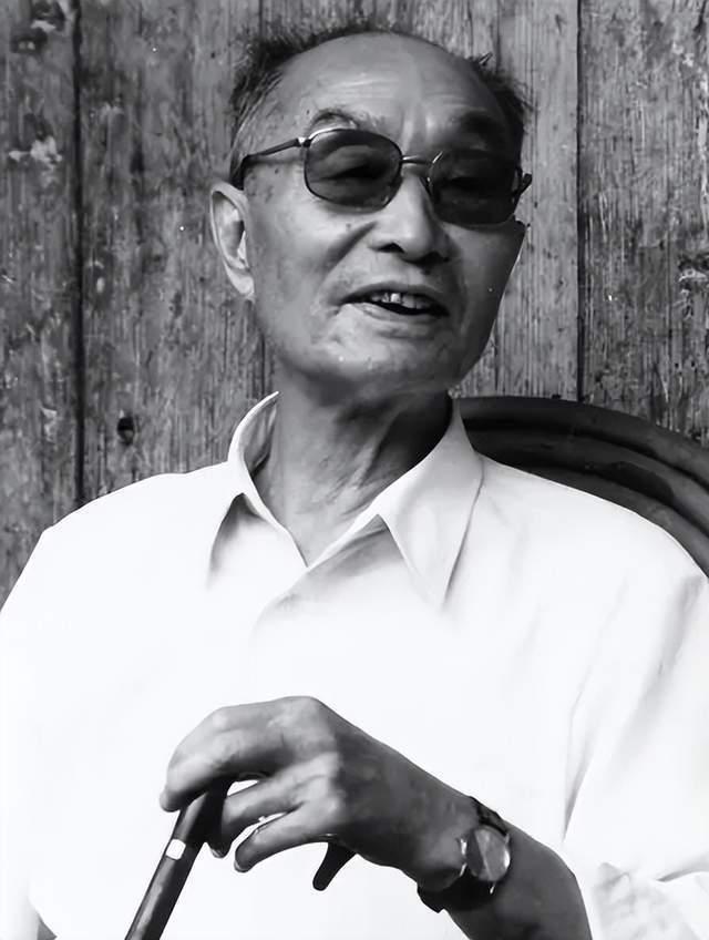开国上将张爱萍退休后，每逢重大节日，很多单位给他发出邀请，希望他能出席活动。张爱