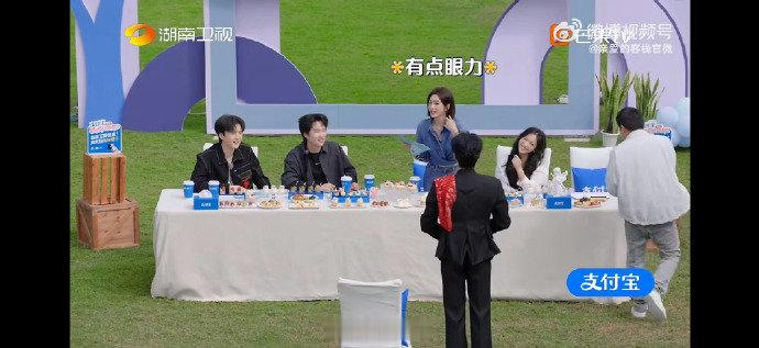 王鹤棣把刷碗手套戴出大片感 自带时尚buff！棣棣把最普通的刷碗手套，都戴出了独