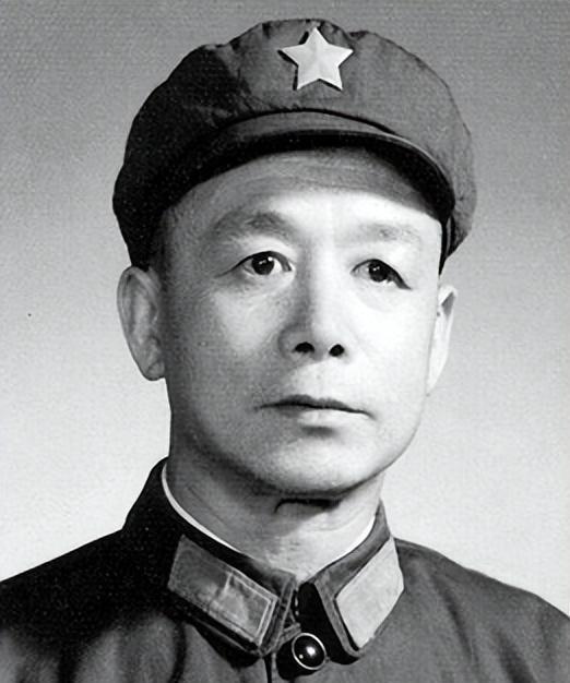 有一次，谷牧到成都开会，坐在主席台上讲话。他突然发现彭老总也坐在会场，当时是西南