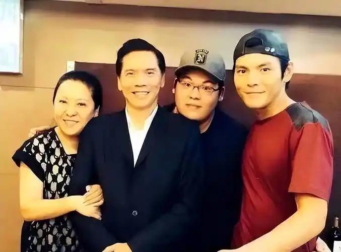 向太说自己的上市公司不会交给两个儿子的，因为他们撑不起来，子承父业根本不可能的事