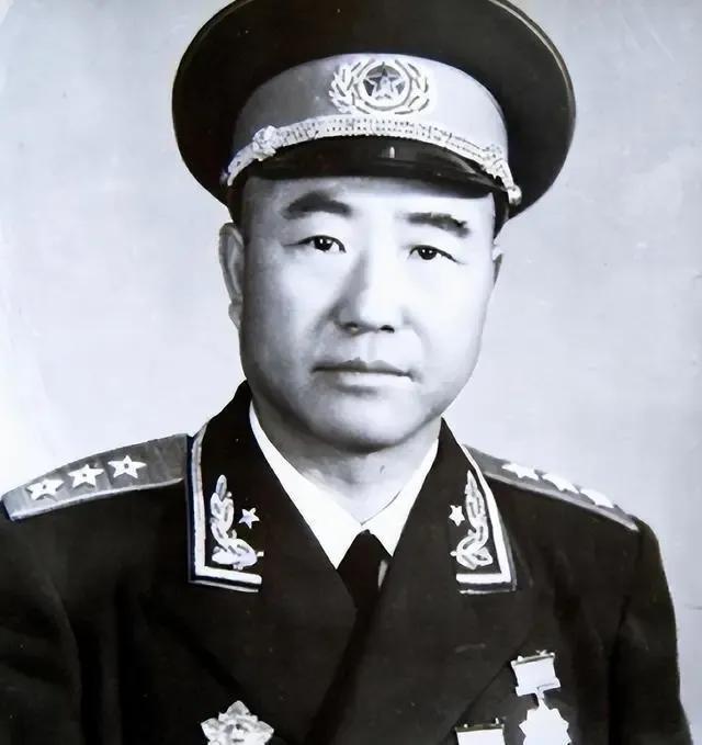 1955年，原国军将领董其武被授予上将军衔。他马上找到北京军区司令员杨成武说：杨
