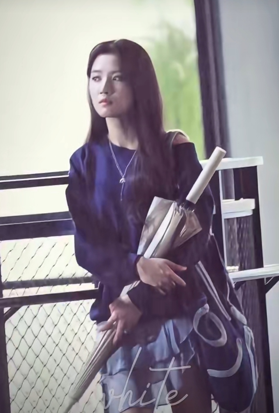卢昱晓折月亮雨夜拿伞路透卢昱晓折月亮雨中拿伞路透卢昱晓折月亮雨夜拿伞路透，可爱，