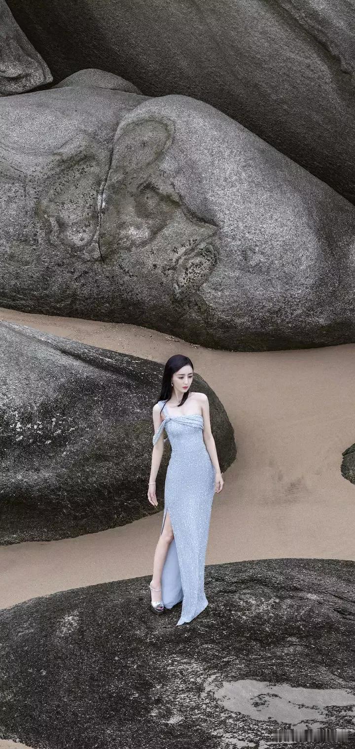 梦幻蓝裙海边漫步，仙气飘飘！🌊👗💃