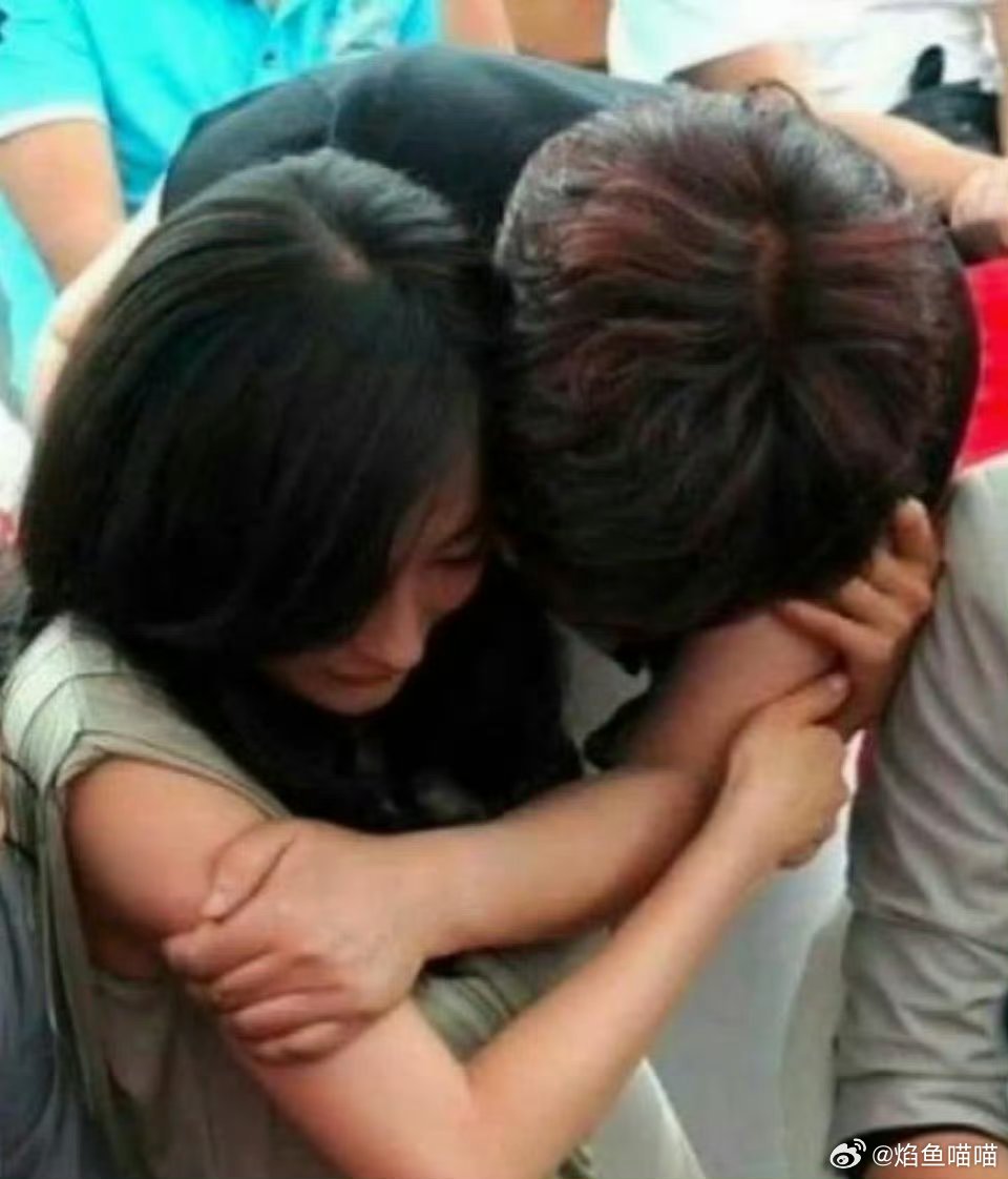 好离谱当年这张图片被乱传成杨幂当众被投资人揩油，然后真相是……投资人是女的 ​ 