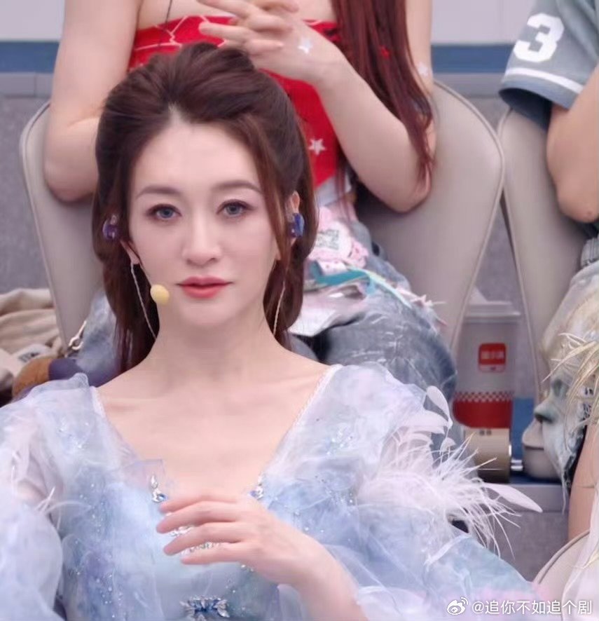 李小冉蓝色美瞳乘风2026蓝色美瞳与国风造型完美相融，眉眼灵动精致，氛围感直接拉