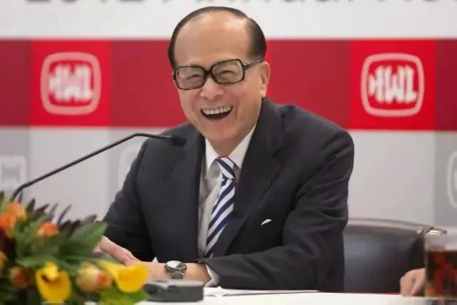 2017年，李嘉诚大幅抛售大陆房产。
2018年，万科高喊“活下去”。
2023