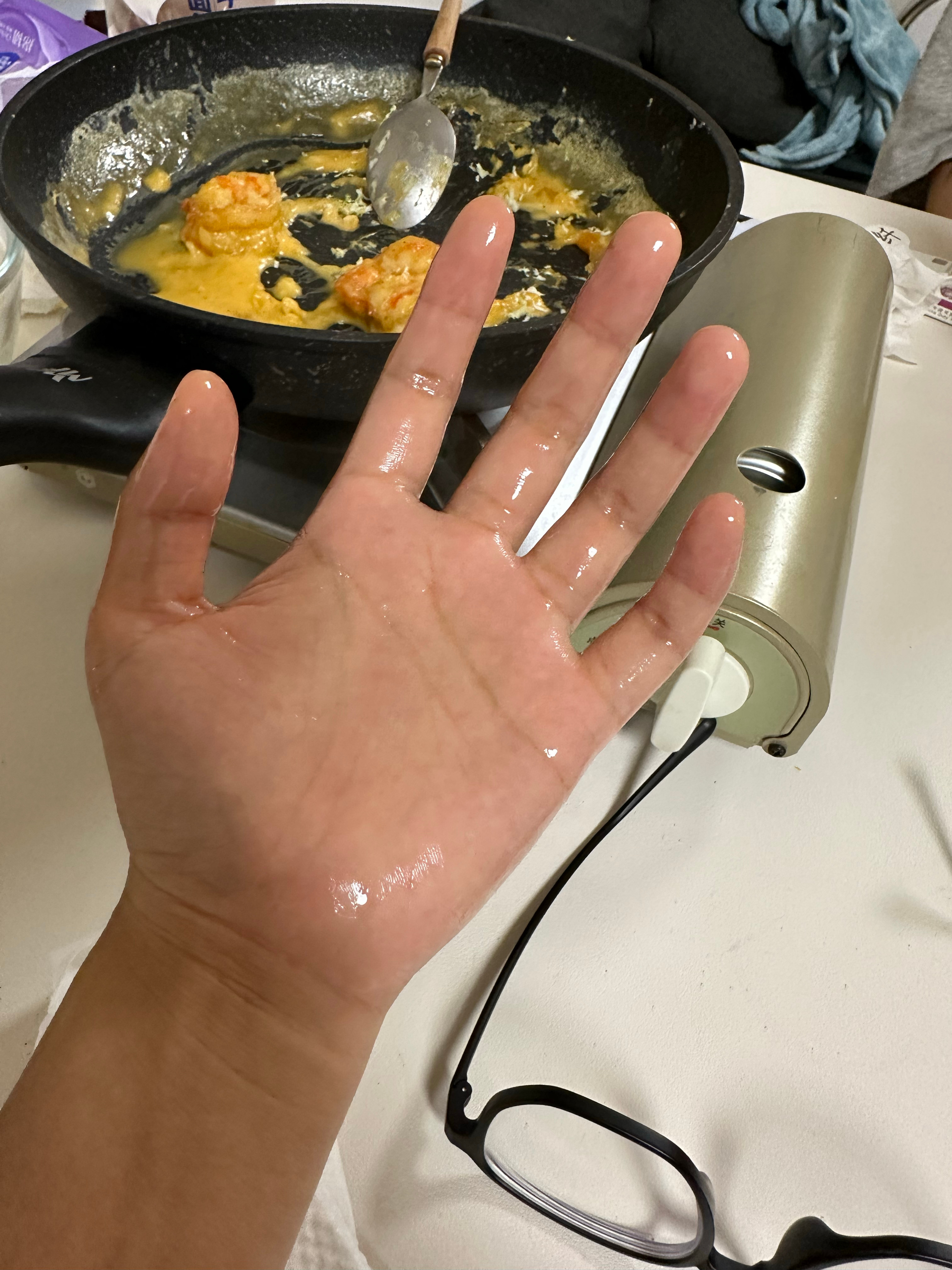 切辣椒不长记性不带手套的后果就是：手辣到怀疑人生！！！亲测有效的缓解方法：卸妆油