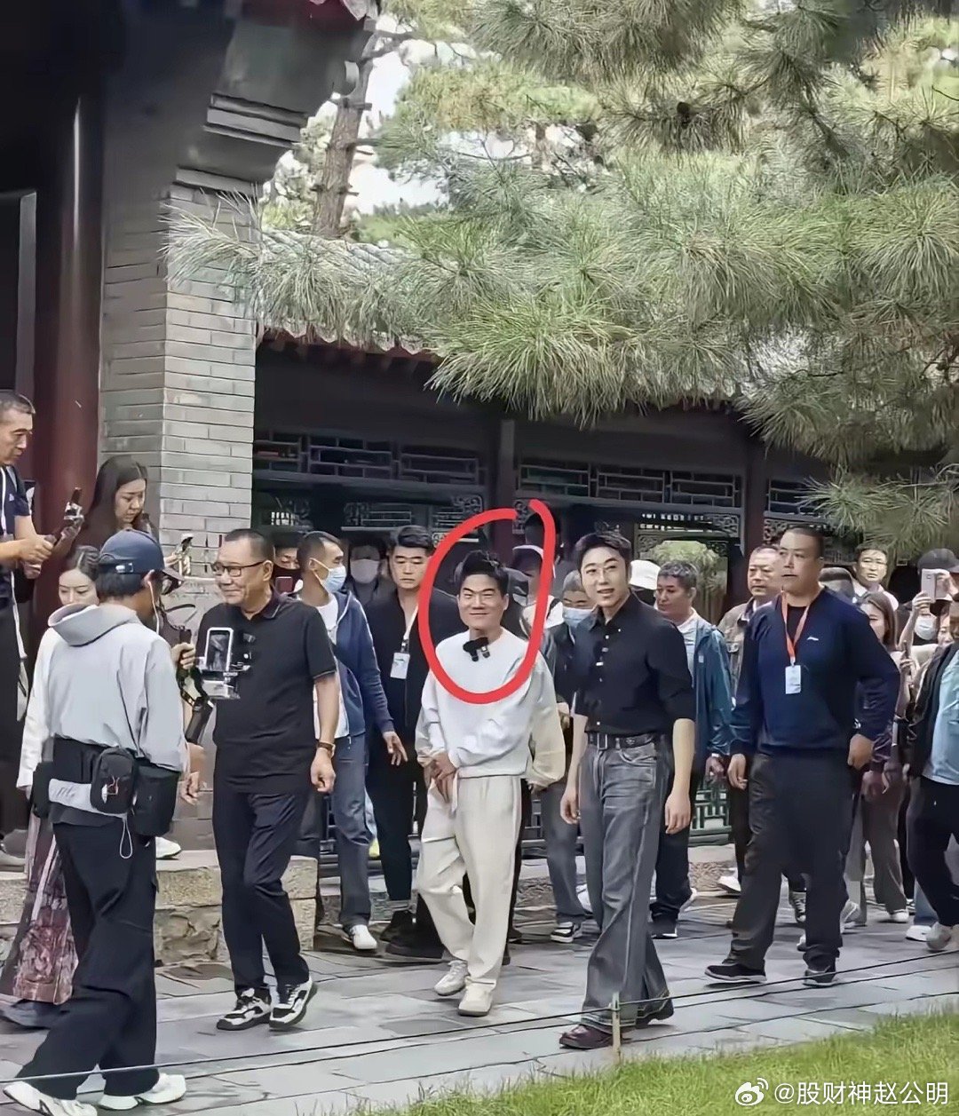 董宇辉，千万要守住初心啊，这种前呼后拥是很不得人心的，大家都痛恨。 ​​​