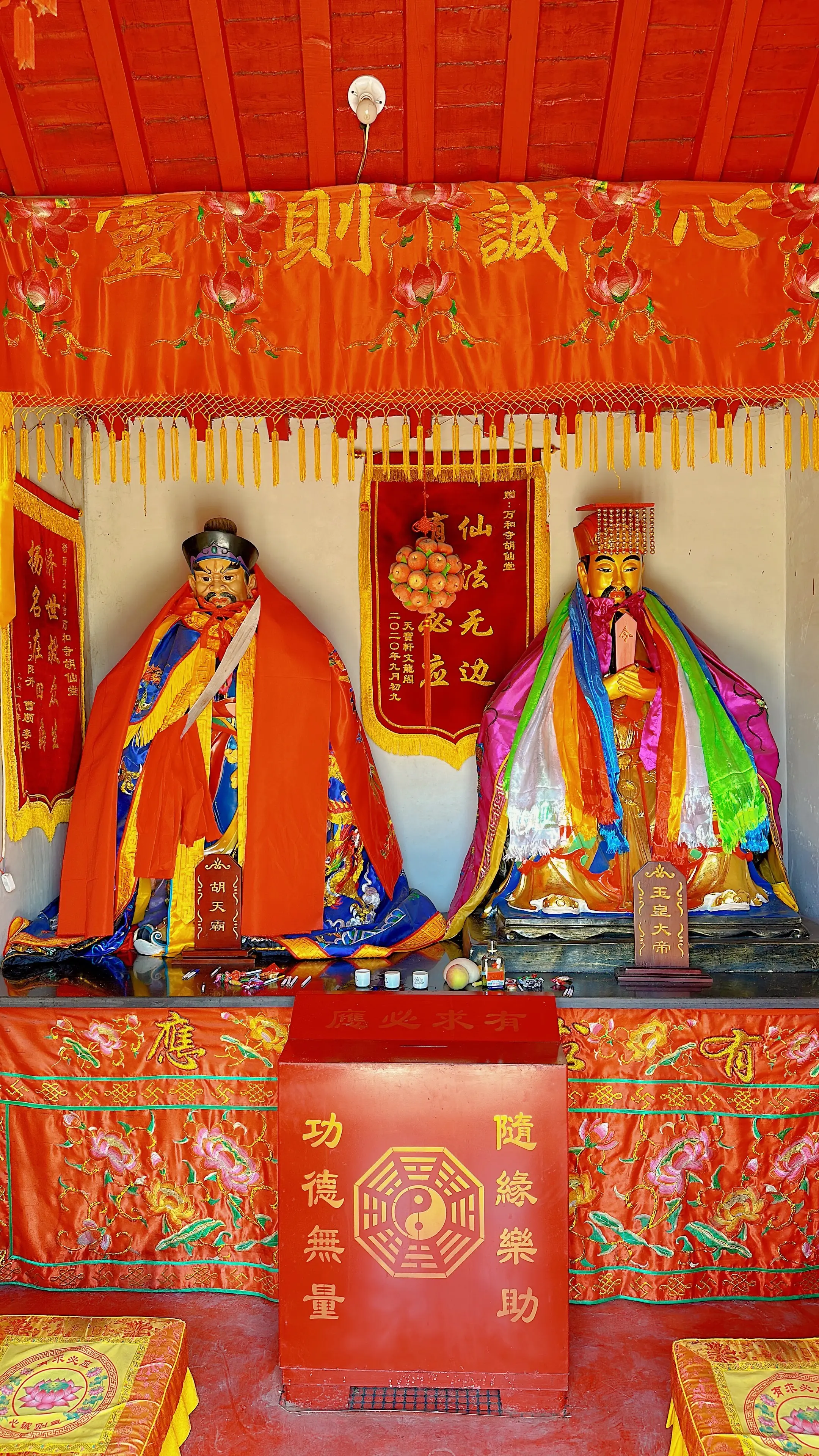 但凡身上带了缘分的人，前半生都是被老天推着走，要么情关难过，要么财路坎...