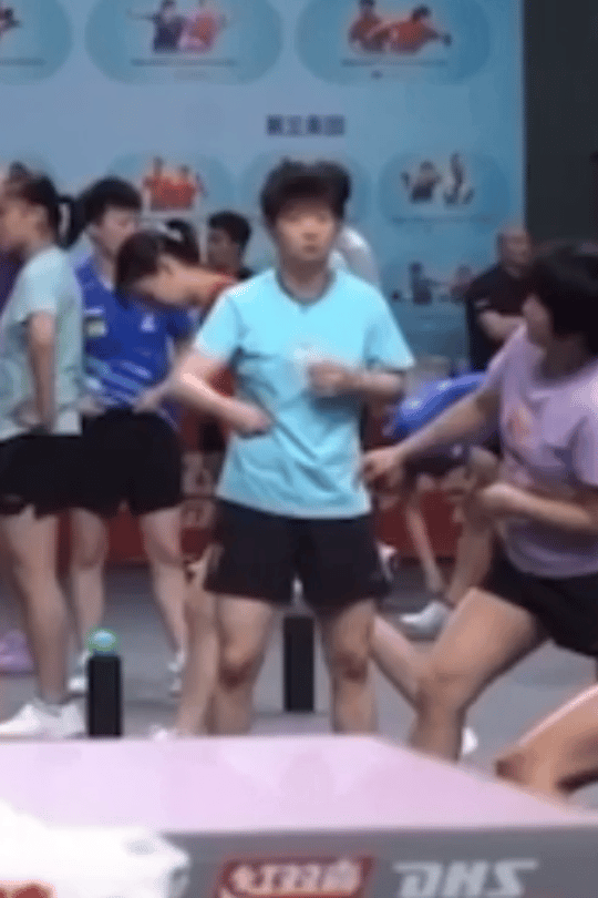 孙颖莎就这样热身都在挥拍😿 ​​​