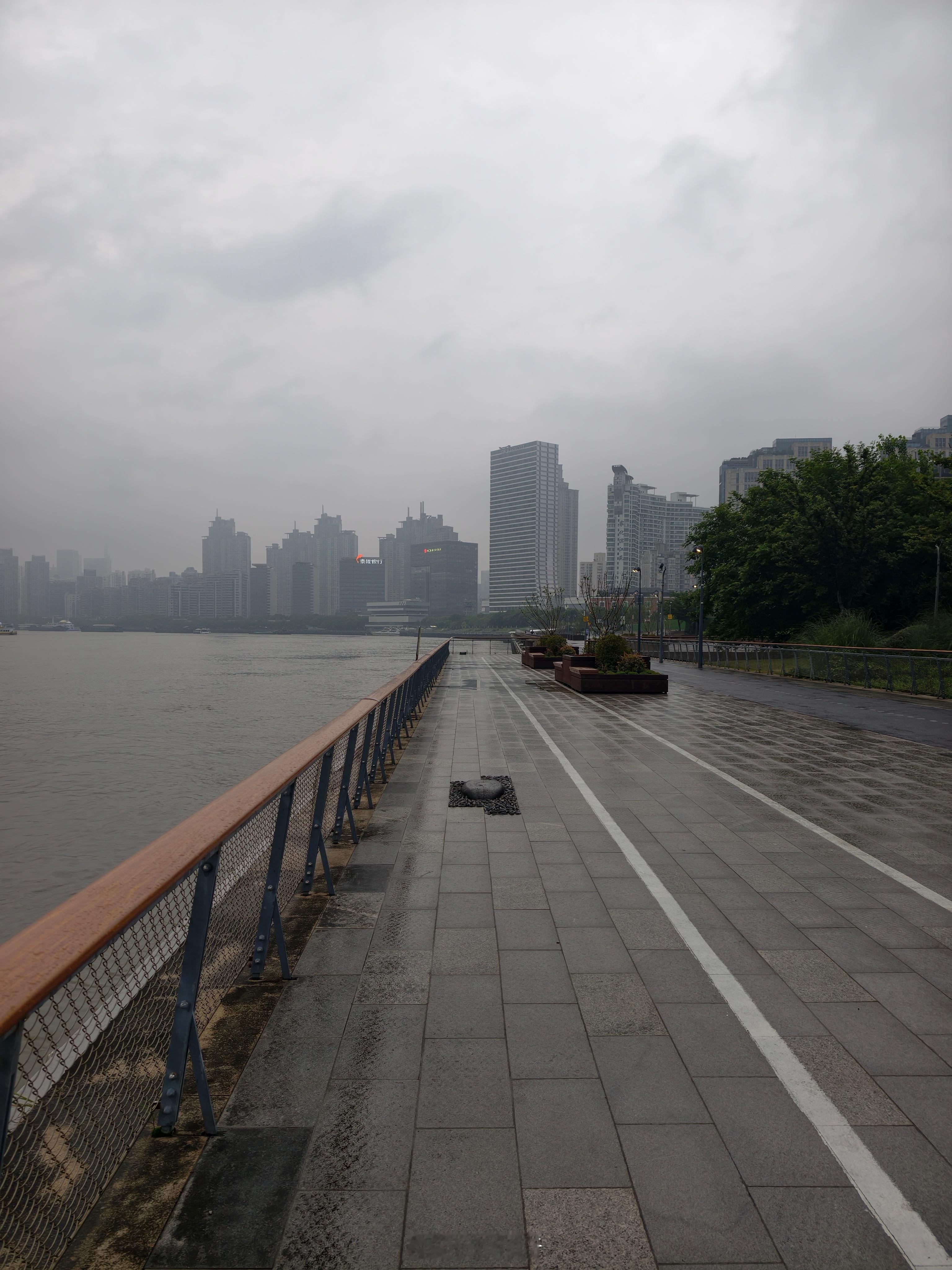 今天下了一天的雨。趁着雨停江边溜达一下。果然没什么人！不知道人少好还是人多好了！